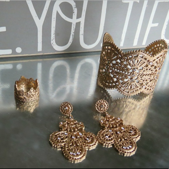 New Chloe + Isabel Queen’s Lace Ring - Gold - Picture 3 of 7